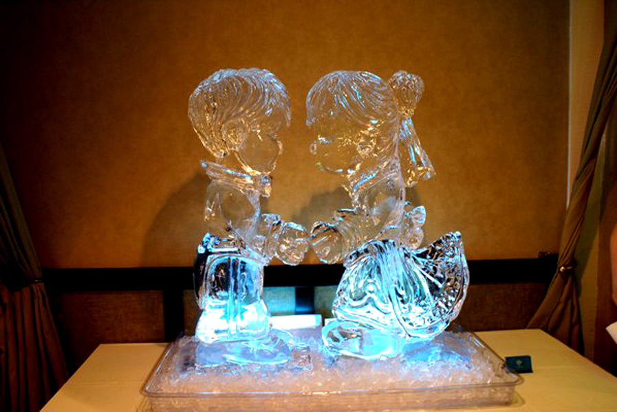groom and bride ice figure